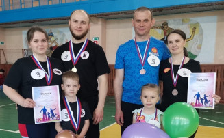 Районный конкурс «Папа, мама, я – молодая спортивная семья» Районный конкурс «Папа, мама, я – молодая спортивная семья».